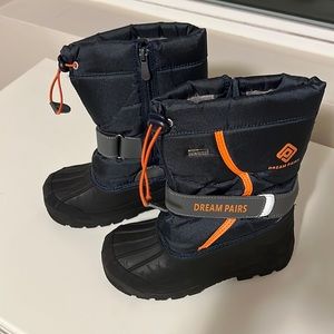 Boys winter/ snow boots size 1